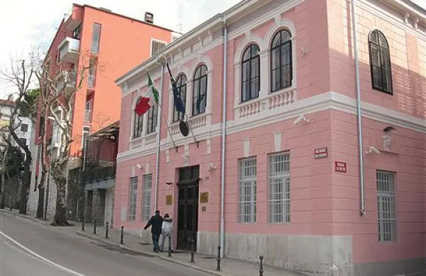 Italijansko zunanje ministrstvo je  za zdaj zamrznilo načrtovano zaprtje konzulatov v Kopru (na fotografiji) in Splitu