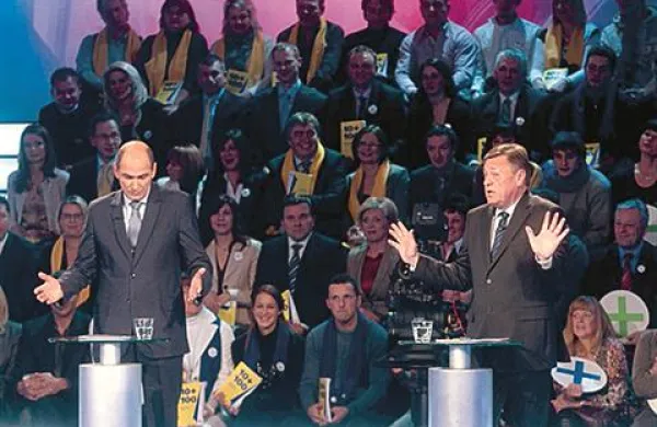 Janez Janša in Zoran Janković sta “na bojni nogi” zaradi zapisa na spletni strani SDS, zaradi katerega so sedež stranke danes obiskali tudi kriminalisti