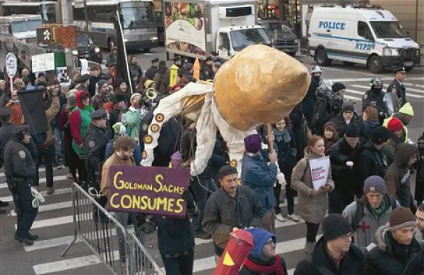 V New Yorku je bila protestna akcija proti banki Goldman Sachs, katere sedež je obkrožilo nekaj sto demonstrantov, med katerimi so bili nekateri oblečeni v lignje