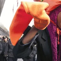 Demonstranti so med drugim vzklikali, da bodo “cvrli kalamare”