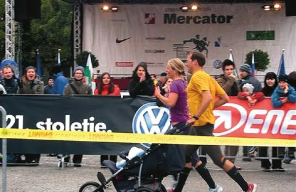 Praprotniki finiširajo na  Ljubljanskem maratonu (pretekli so  21-kilometrsko progo)