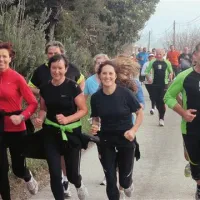 Posnetek z nedeljskega družabnega teka pri Sečovljah. V sredini teče  Tea Bajc (sproščeni dolgi lasje),   gonilna sila ajdovskih tekačev.