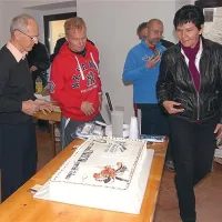 Miroslav Cerar, še en olimpijec Danilo Pudgar in Sonja Poljšak so si torto najprej ogledali, nato pa skupaj zarezali vanjo