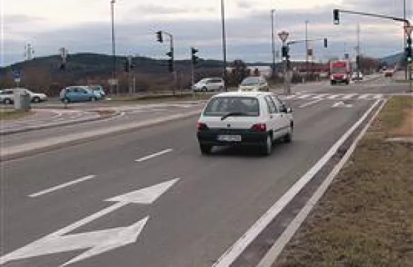 Reška cesta v Postojni (na fotografiji) in njena soimenjakinja v Prestranku sta cesti, po katerih vozniki najbolj divjajo
