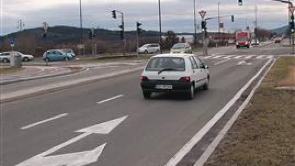 Reška cesta v Postojni (na fotografiji) in njena soimenjakinja v Prestranku sta cesti, po katerih vozniki najbolj divjajo