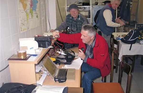 Po vzpostavitvi zvez so se najprej na kratkih valovih javili regionalni postaji v Postojno, nato pa še glavni postaji SP 0 ARON v Domžalah