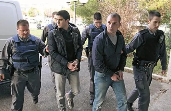 Mattio Zabettija (levo) in Eugenia Russa so tudi včeraj na sodišče pripeljali ob strogih varnostnih ukrepih, z lisicami na rokah in nogah. V sodni dvorani sta bila doslej bolj redkobesedna. Dejanje sta obžalovala in se opravičila za “napako”.