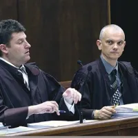 Odvetnika Denis Zobarič in Gorazd Gabrič sta senatu predlagala, da na cesti pri Gažonu opravi rekonstrukcijo dogajanja