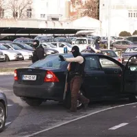 Oboroženi kriminalisti v neprebojnih jopičih in z zakritimi obrazi so tudi včeraj poskrbeli za varen prevoz obtoženih italijanskih roparjev na koprsko sodišče