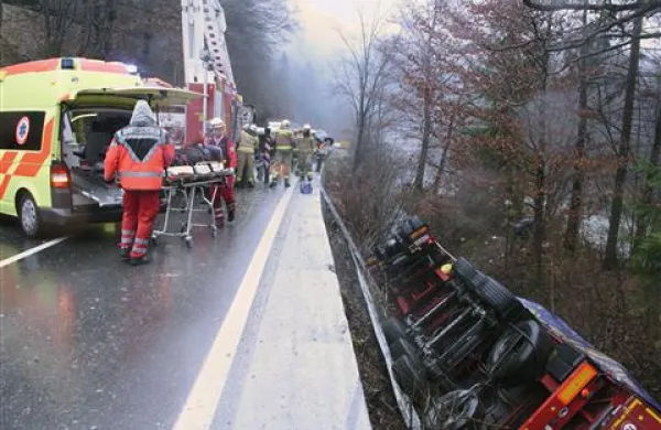 Zaradi nesreče je bila cesta v ponedeljek povsem zaprta do poznega večera