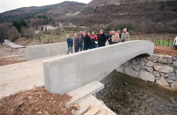 Nov most zagotavlja boljši pretok voda hudourniške Branice in večjo varnost njegovim uporabnikom