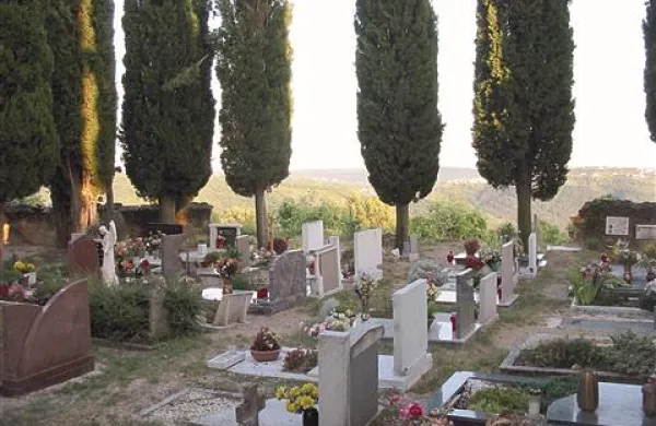 Na kortežanskem  pokopališču so zadnji pokop   opravili  pred dvema mesecema,  v  star grob, sicer bi že morali uporabiti mestno pokopališče