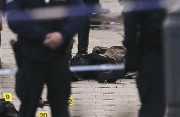 Napad se je zgodil na osrednjem trgu v mestu, kjer je sodna palača, v bližini pa je tudi zelo obiskan božični sejem, ki pa zaradi slabega vremena še ni bil odprt