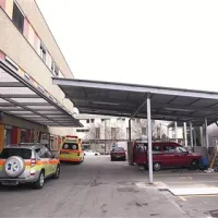 Nadstrešek, ki so ga v Kopru postavili za vozila PHE