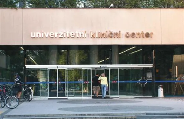 Vodstvo Univerzitetnega kliničnega centra (UKC) je odredilo izredni interni strokovni nadzor nad delom nevrokirurga Seyeda Yousefa Ardebilija v zvezi z zdravljenjem bolnice s tumorjem v glavi