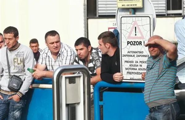 Delovno sodišče bo danes obravnavalo poletno stavko žerjavistov v Luki Koper