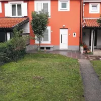Občinsko stanovanje v vrstni hiši v  Ulici II. prekomorske brigade 36/b v Semedeli bo kmalu dobilo novega najemnika 