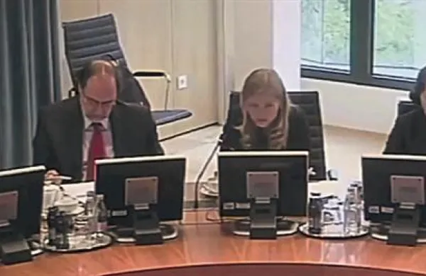 Vlada je danes dosegla, da so z Youtuba umaknili sporne posnetke vladnih sej