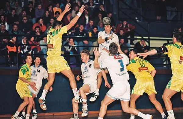 Pred 14 leti je Delmar v Izoli proti Celju zdržal 30 minut. Na fotografiji so med drugimi Renato Vugrinec (skrajno desno), Tomaž Tomšič (13), Peter Mičvić (3), Milan Vunjak (pri žogi), Jernej Kovač (6), Ratko Stefanović (9) in Robi Šafarič (2).