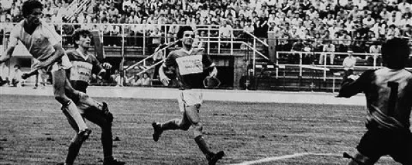 Adrijan Fegic (na fotografiji v skoku) je bil učinkovit tudi v zračnih dvobojih