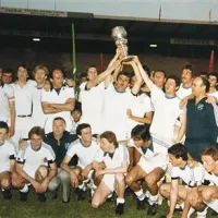 Adrijan Fegic ( skupaj z drugimi drži pokal) po zmagi nad Partizanom v finalu jugoslovanskega pokala