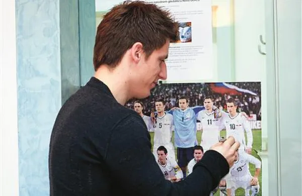 Lanski športnik Primorske je bil  Valter Birsa, ki se je v  novogoriškem uredništvu PN podpisal na poster reprezentance