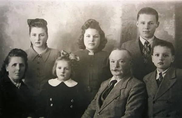 Družina Franca Stresa, Franc je najstarejši, sin Marjan prvi na desni    
