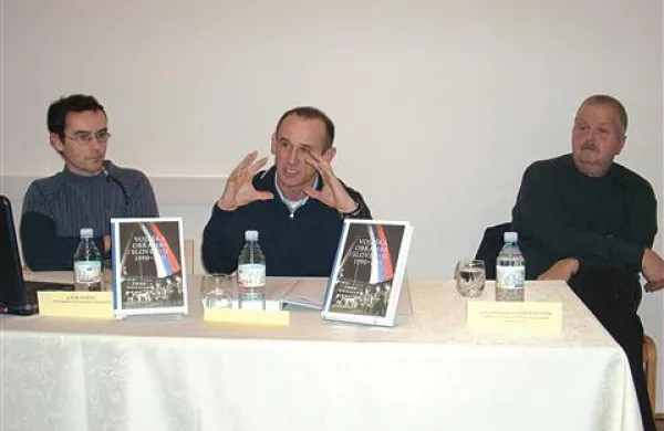 Novo vojaško monografijo so v pivki predstavili (na fotografiji z leve) Rok Filipčič, urednik monografije, polkovnik Tomaž Kladnik ter upokojeni polkovnik in nekdanji v. d. načelnika štaba Južnoprimorske TO Leopold Čuček