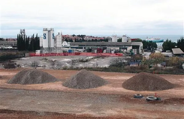 Kjer je zdaj  še Stavbenikova betonarna, bo čez manj  kot dve leti   navezava na bodočo hitro cesto med Izolo in Koprom  