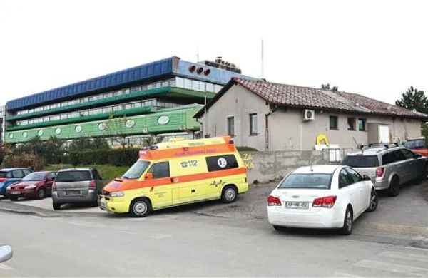 Prihodnji konec tedna bodo reševalci spet na območju bolnišnice, a ne v  propadajoči baraki  v ospredju, pač pa v prostorih centralne urgentne službe ob sedanjem glavnem vhodu