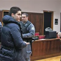 Obtožena Italijana (prvi z leve Eugenio Russo, na sredini v bundi Mattia Zambetti) so varovali oboroženi pravosodni policisti