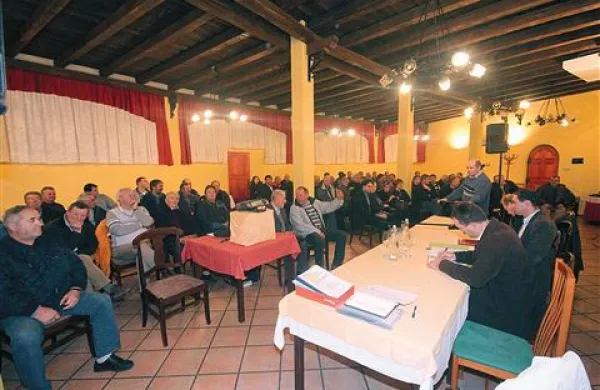 Za   zaprtimi vrati  je še pozno sinoči  v Vipavskem hramu potekal občni zbor Kmetijske zadruge Vipava