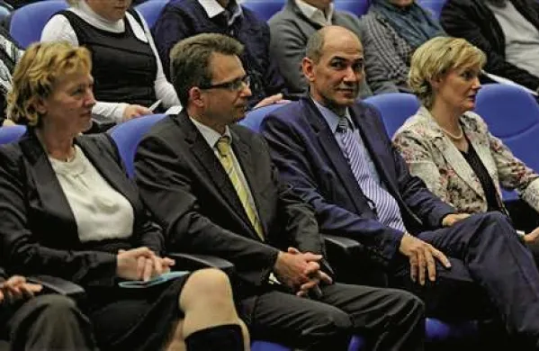 Janez Janša ni stopil pred novinarje (Foto: STA)