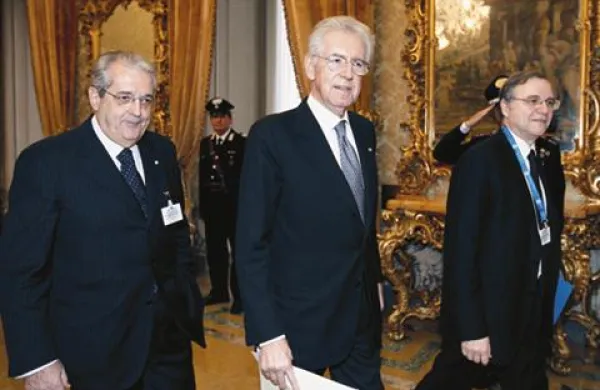 Italijanski premier Mario Monti v sredini, generalni direktor Banke Italije Fabrizio Saccomanni (levo) in guverner Banke Italije Ignazio Visco