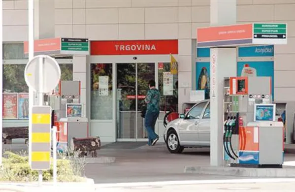 Voznika kombijev goriva nista plačala. Fotografija je simbolična.
