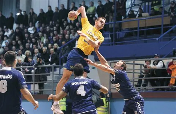 Najmanj 203 cm visoki Borut Mačkovšek (z žogo) je s takšnimi streli iz nebeških skokov tudi v domačem kraju dokazal, zakaj velja za najbolj nadarjenega rokometaša v Sloveniji  