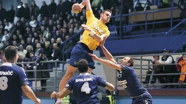 Najmanj 203 cm visoki Borut Mačkovšek (z žogo) je s takšnimi streli iz nebeških skokov tudi v domačem kraju dokazal, zakaj velja za najbolj nadarjenega rokometaša v Sloveniji  