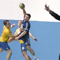 Elvin Čosić (z žogo) je bil tudi tokrat tisti med Izolani, ki je z drznimi prodori (na sliki med Vidom Potekom in Nejcem Poklarjem) največkrat prebil nasprotno obrambo