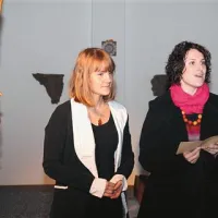 Novogoriška kiparka Nika Šimac in umetnostna zgodovinarka Petra Paravan na odprtju razstave v galeriji Tir na Mostovni