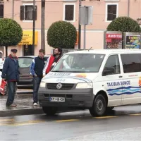 Voznike avtobusov jezi, da Taksi Sonce pobere potnike na avtobusnih postajališčih nekaj minut pred njimi