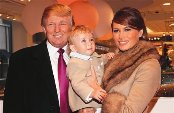 Donald Trump z Melanijo Knaus in s sinom Baronom, ki je zdaj star pet let