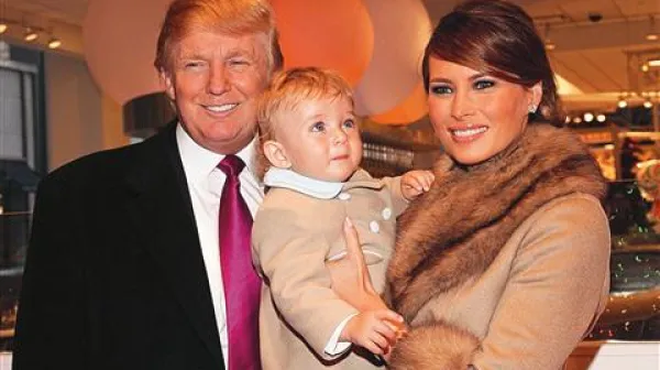 Donald Trump z Melanijo Knaus in s sinom Baronom, ki je zdaj star pet let