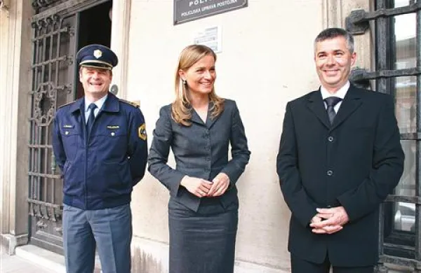 Nasmejani Katarina Kresal, Janko Goršek in Iztok Štucin na zadnjem obisku v Postojni maja 2009. Ministrica in generalni direktor policije dve leti kasneje pred ukinitvijo postojnske uprave nista utegnila Štucina niti poklicati.