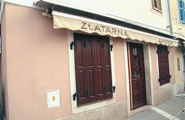 Danes zjutraj so piranske policiste obvestili, da je nekdo ponoči vlomil v zlatarno na Tartinijevem trgu v Piranu