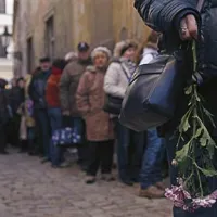 Tisoči ljudi v Pragi čaka, da se bodo poslovili od priljubljenega predsednika