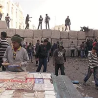 Barikada, ki so jo blizu trga Tahrir postavili egiptovski vojaki
