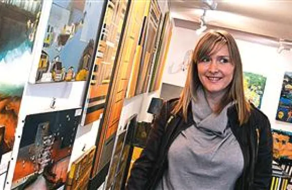 Rebeca Redek med platni mladih slikarjev, ki jih predstavljajo v koprski  Re:gallery  