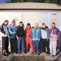 Dubioza kolektiv v zelo aktualnih trenirkah pozira pred fotografskim objektivom