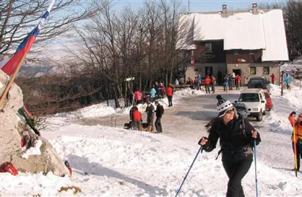 Osončena nedelja je na Javornik pritegnila okrog tisoč pohodnikov 