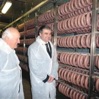 Miro Benedejčič  in Niko Maver v zorilnici suhomesnatih dobrot znamke Alpija  